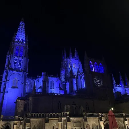 Mirando A La Catedral Desde Plaza Vega Burgo Exterior photo