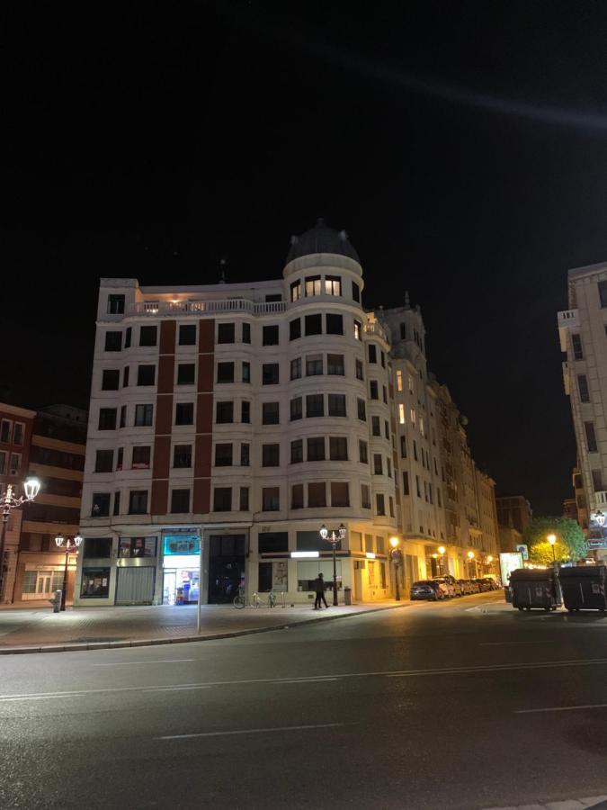 Mirando A La Catedral Desde Plaza Vega