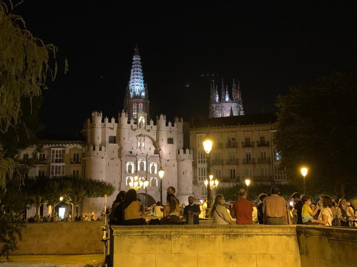 Mirando A La Catedral Desde Plaza Vega *